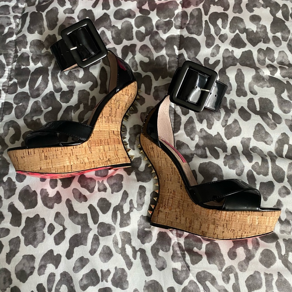 Betsey Johnson Morggann black patent wedges Sz 6